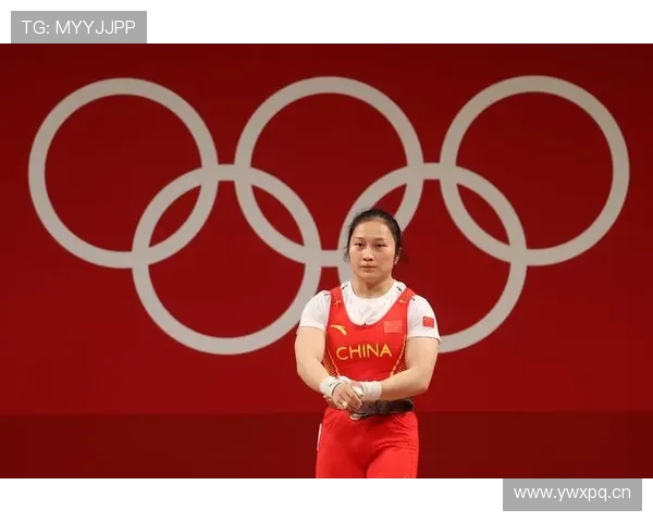 廖秋云训练完顺手拎走两袋蛋白粉，这姐的冰箱怕不是开健身房的